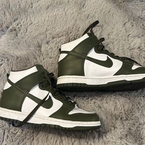 Nike Dunk High Retro
Cargo Khaki (GS)
